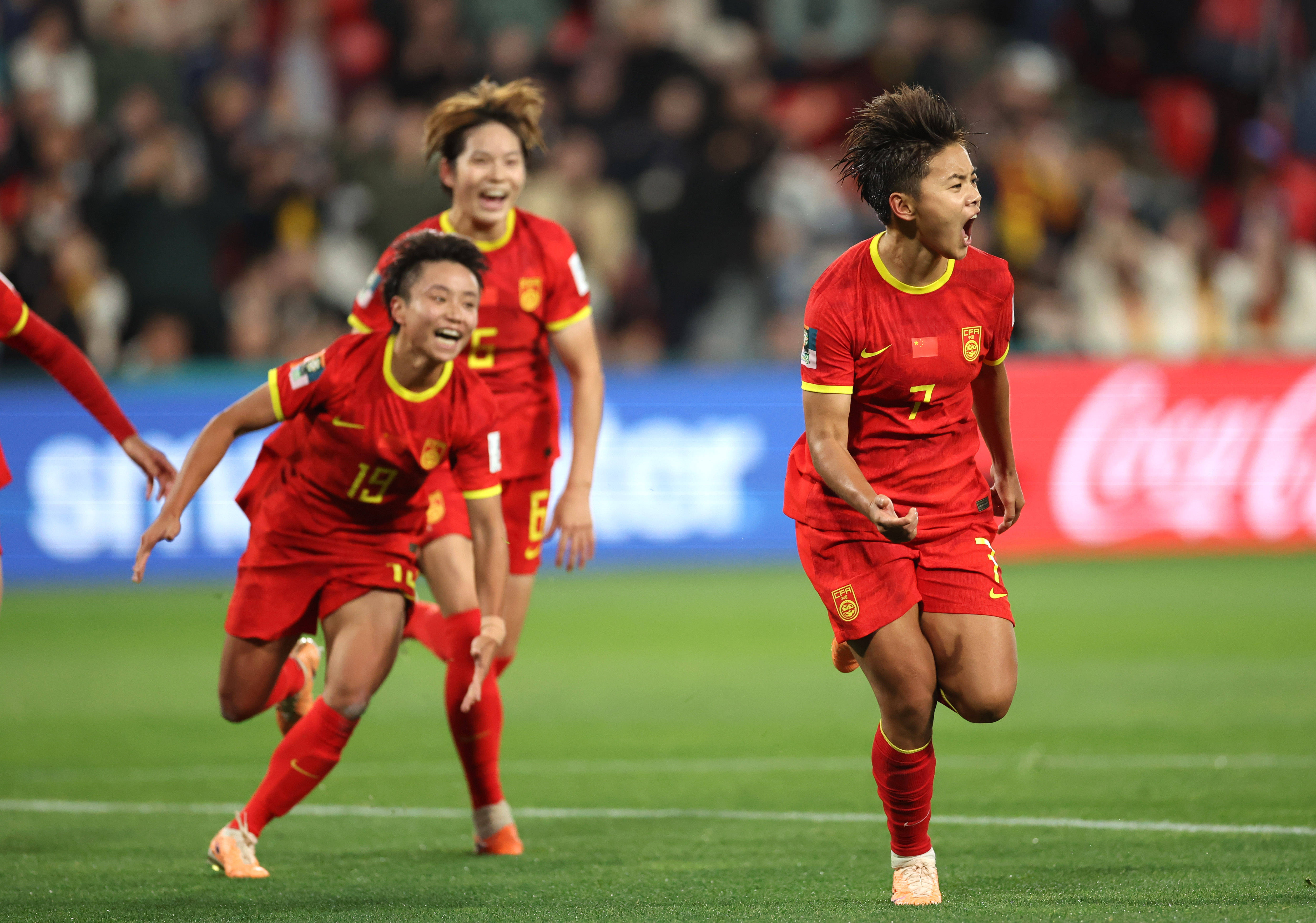 全国女足比赛中，中国队大胜对手进前八