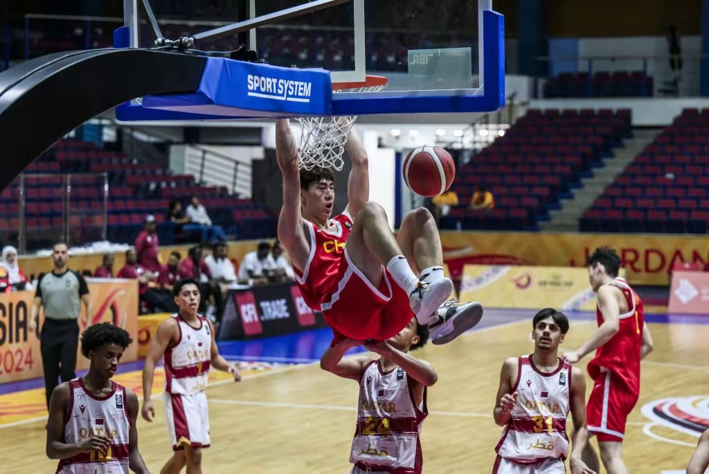 亚洲杯篮球赛争夺激烈热闹上演 亚洲杯篮球赛争夺激烈热闹上演