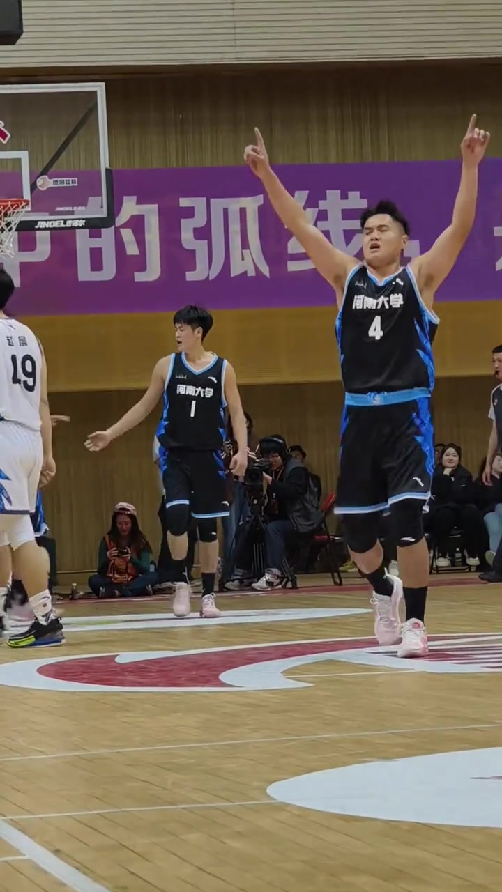 孜孜不倦奋勇拼搏，河南男篮晋级八强意气风发