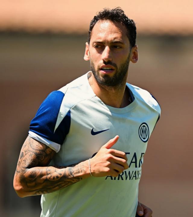 国际米兰年轻球员崭露头角,引发球迷热议 国际米兰年轻球员崭露头角,引发球迷热议