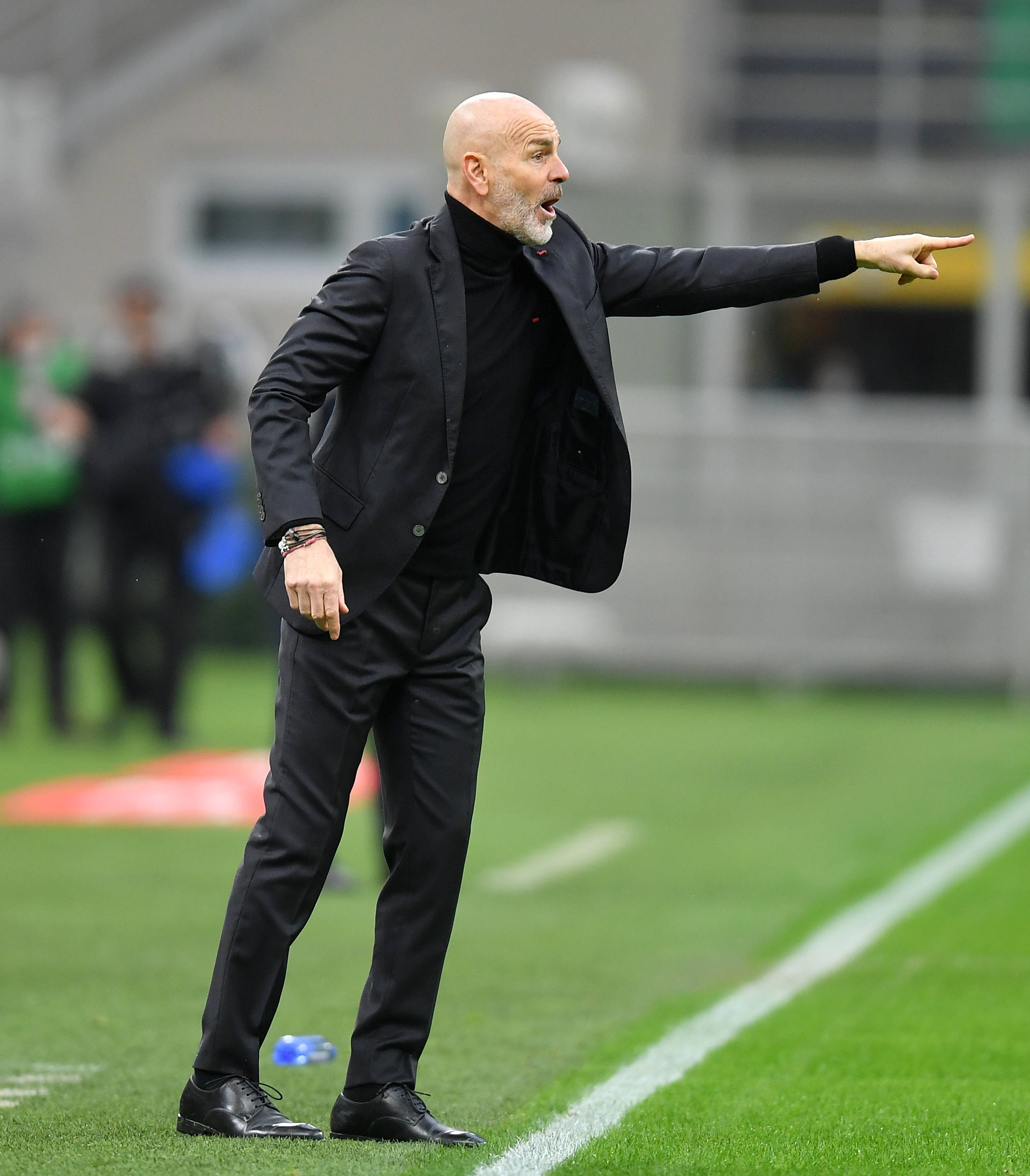 包含克罗托内中场掌控比赛，领跑控球率的词条