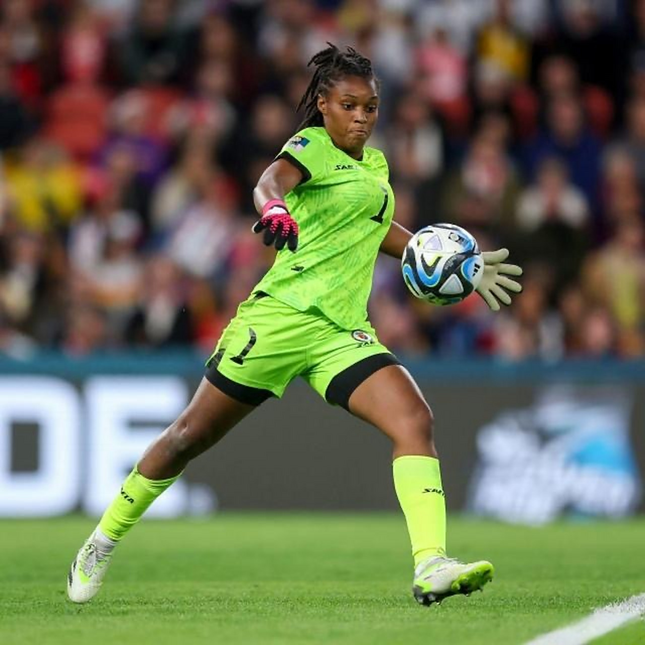 冰岛门将发挥出色击败对手成为热议话题