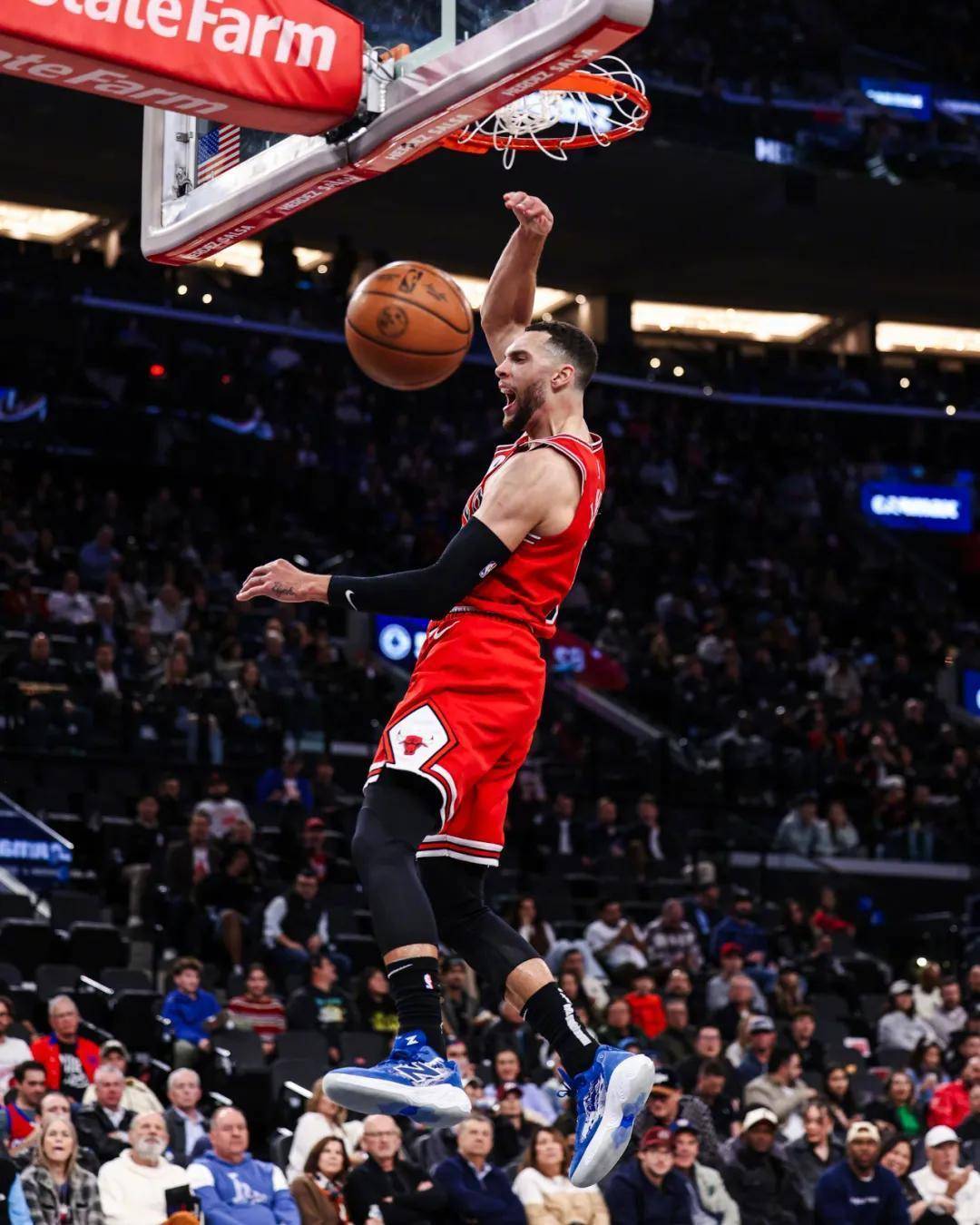 PG电子试玩-公牛战胜黄蜂，拉文表现抢眼成为全队得分王