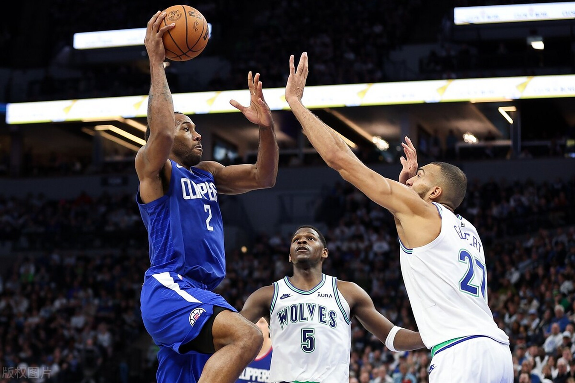 关于快船队主场击败森林狼队，莱昂纳德砍下30分的信息