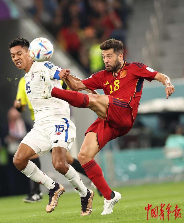 精彩的足球表演让人陶醉其中！